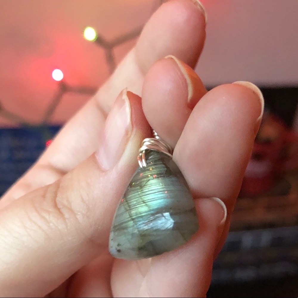 Labradorite Triangle pendant wire wrapped silver - Picture 2 of 7